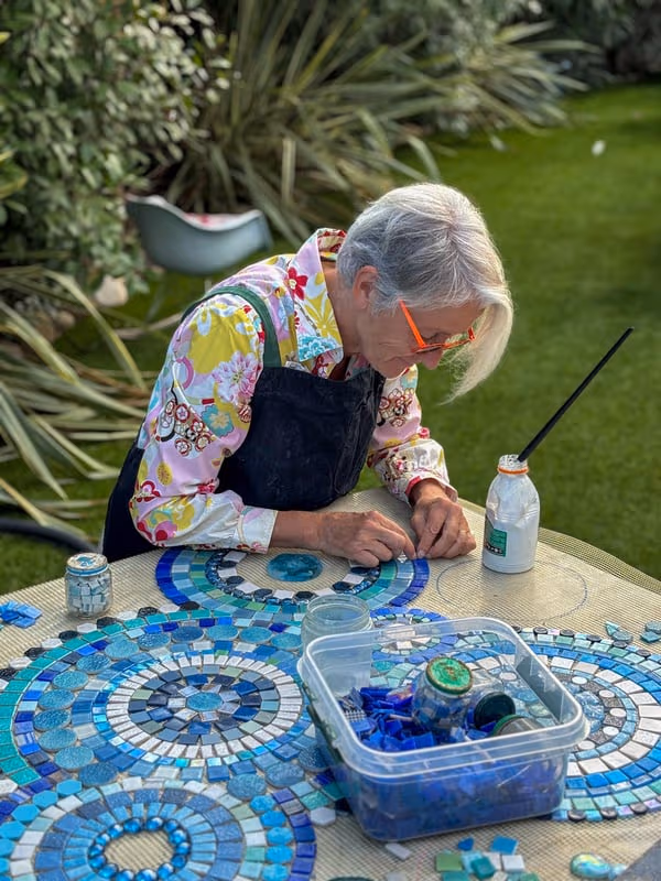 Claire Svirmickas travaillant la mosaïque