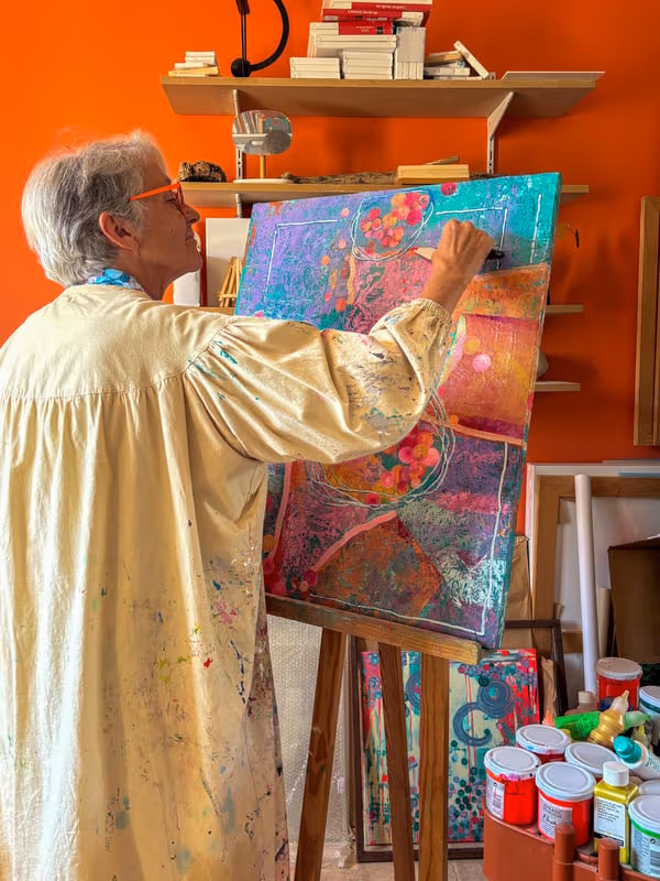 Claire Svirmickas peignant dans son atelier