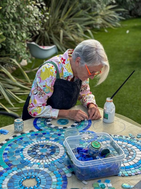 Claire Svirmickas travaillant la mosaïque