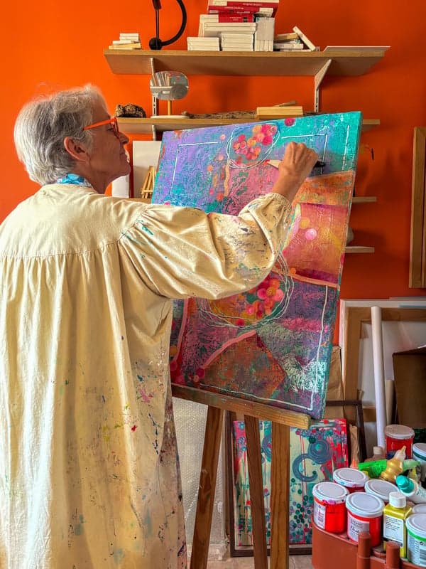 Claire Svirmickas peignant dans son atelier